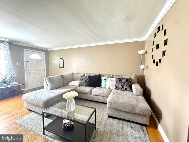 Photo - 827 Hampshire Rd