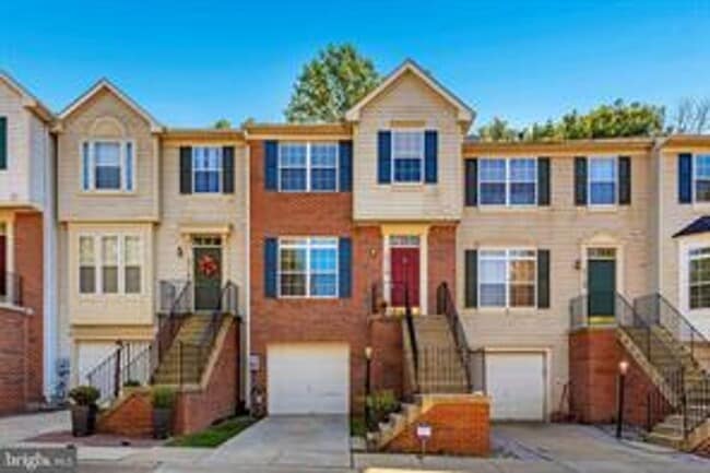 Building Photo - WELL MAINTAINED TOWNHOUSE WITH ONE CAR GARAGE, DECK,