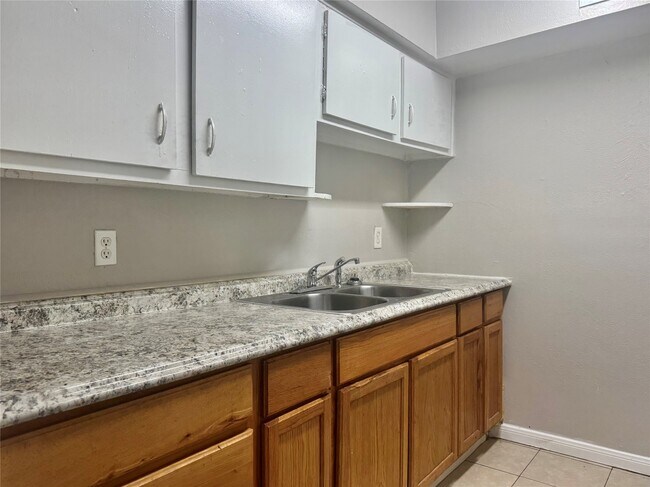 Photo - 9413 Hollock St