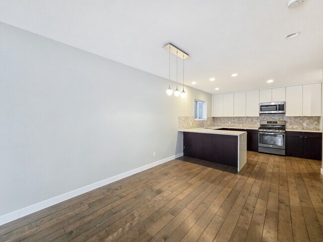 Photo - 61-30 30 Ave SW