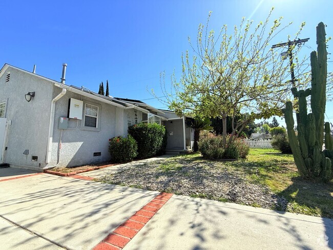 Building Photo - Stunning 3-Bedroom Lake Balboa Home with P...