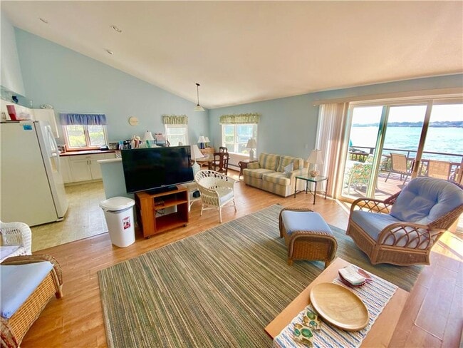 53 Shore Dr