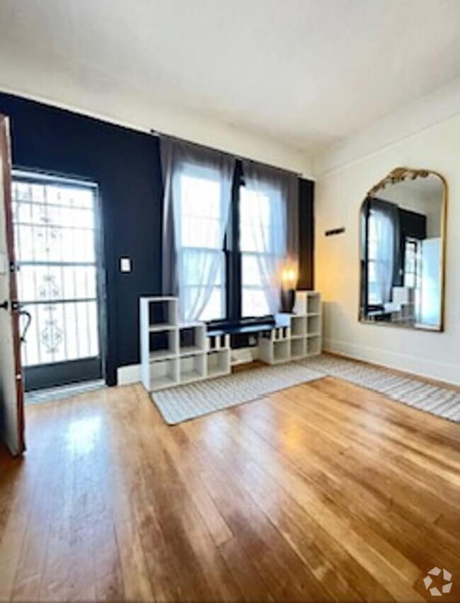 Building Photo - Charming 2BR Home with Vintage Style, Fenc...
