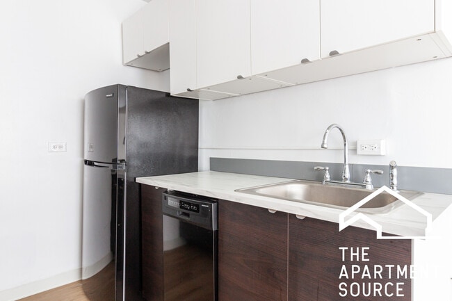 Photo - 2756 N Pine Grove Ave Unit 808