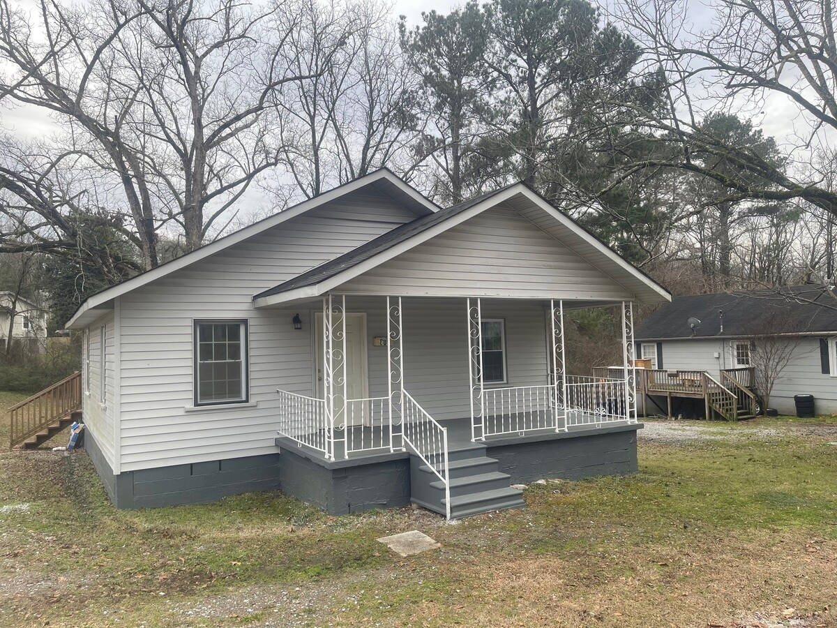 Photo - 809 Airport Rd S