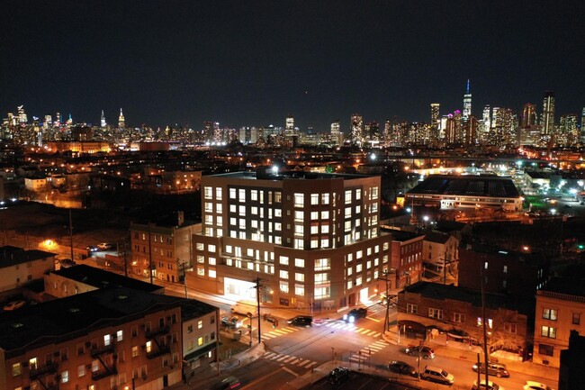 Exterior del edificio (noche) - 134 Baldwin Ave Apartamentos