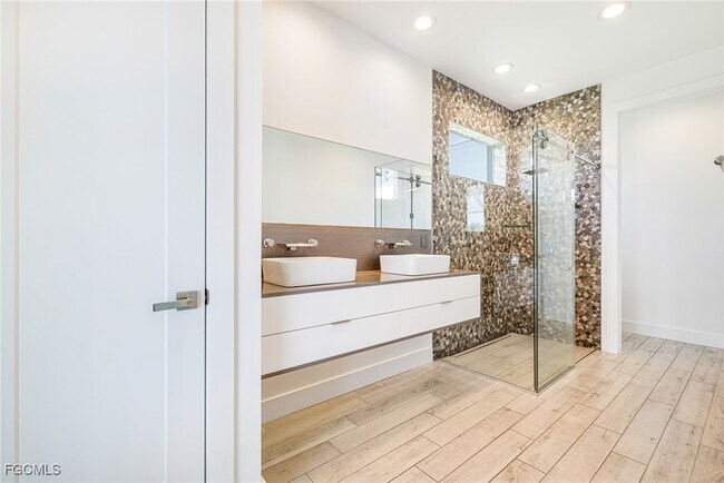 Photo - 4335 Sands Blvd