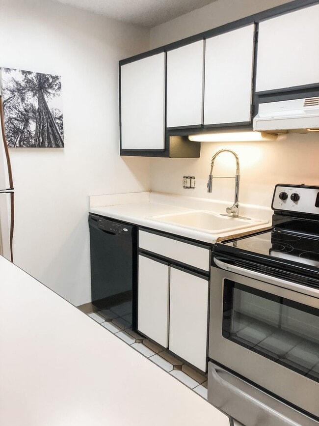 Photo - 2 Bedroom Condo Available for Lease--Great Location!