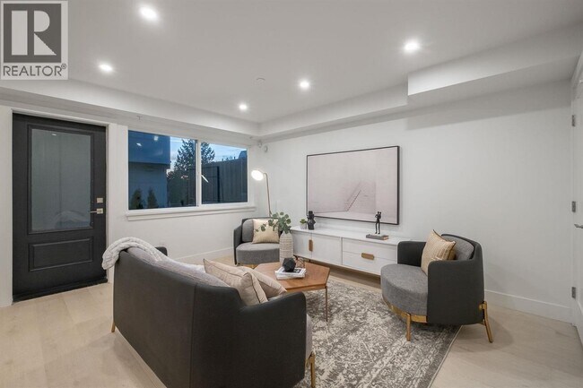 Photo - 432 1st St E