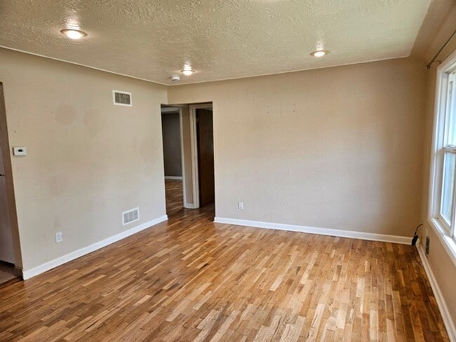 Photo - 2Bd/1Ba Single Story House - For Viewing!