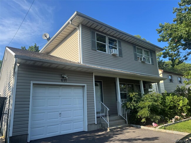 Photo - 611 Peconic Ave
