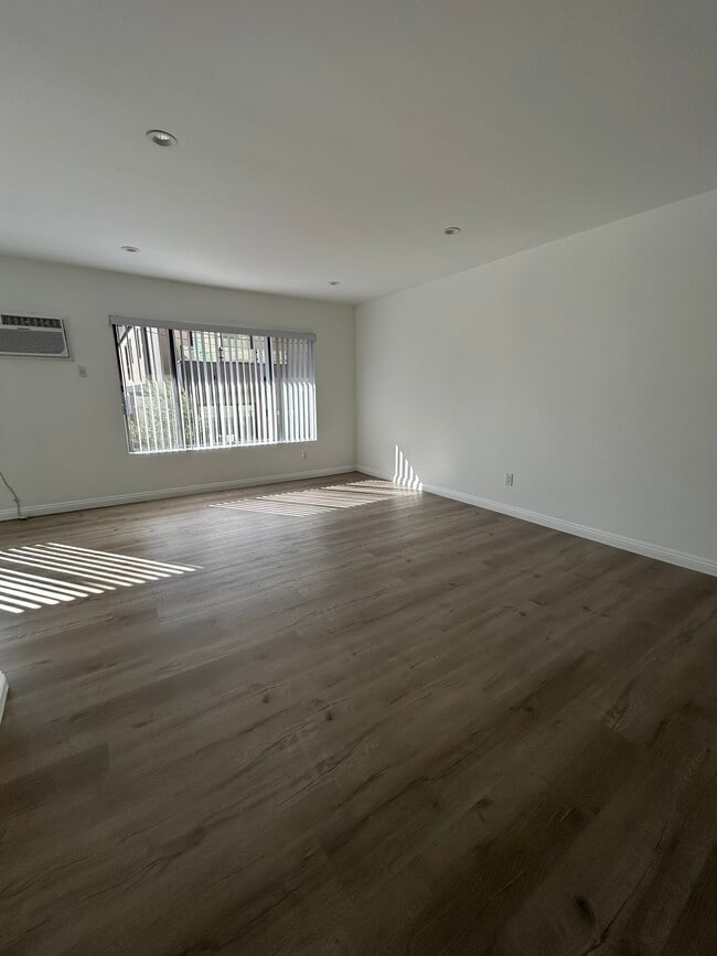 Living room - 649 Westbourne Dr