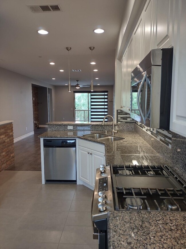 Building Photo - 982 Sweetbriar Ln Unit #B