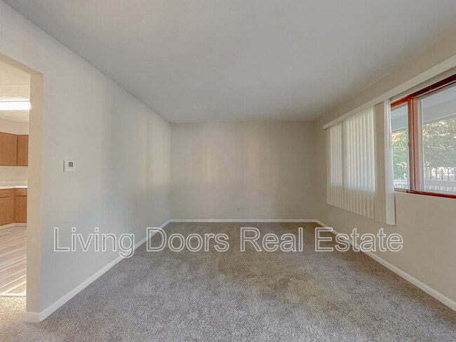 Photo - 4711 Gladstone St