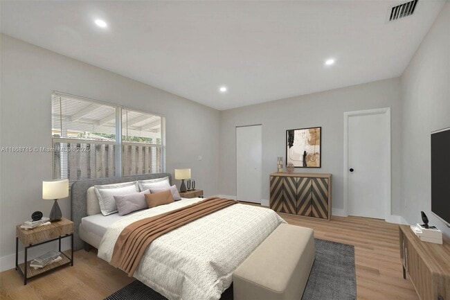 Photo - 840 NW 39th St