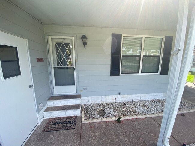1535 W Schwartz Blvd
