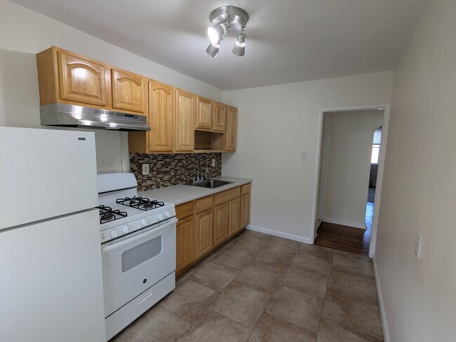 Kitchen - 334 E Essex Ave