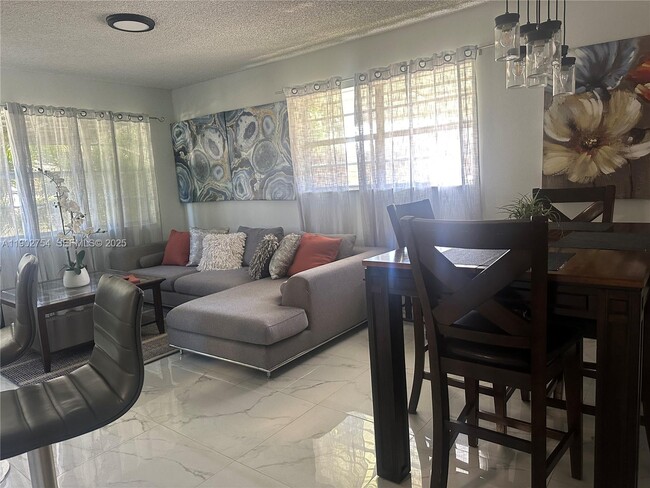 Building Photo - 1008 N 15th Ave