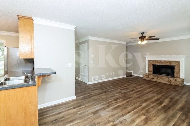 Photo - 800 Oxford Dr