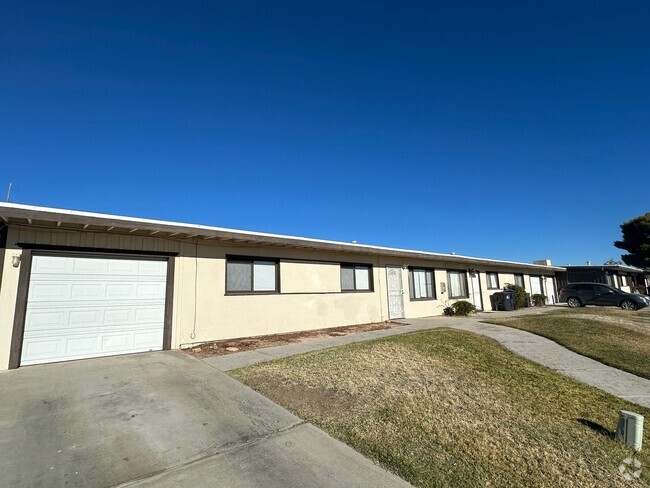 Building Photo - 3 Bedroom Condo With a Garage