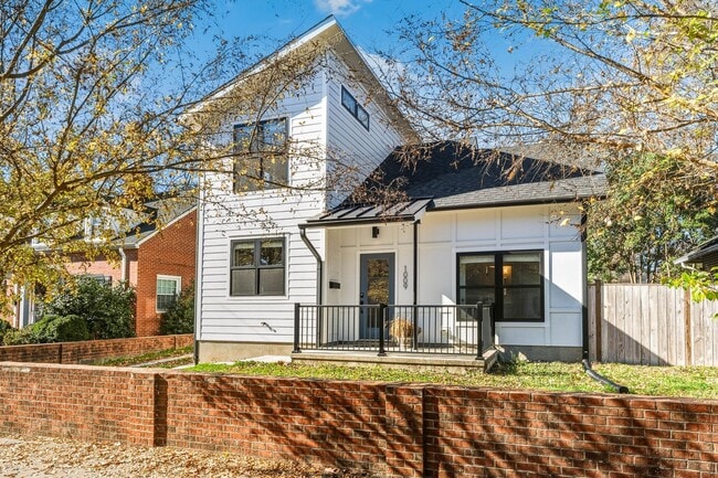 Building Photo - Modern and welcoming 3 bed 2.5 bath downtown retreat with second story balcony.