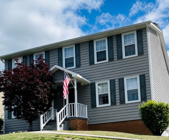 Building Photo - Knoxville (Farragut) 37934 - 4 Bedroom, 2.5 bath Farragut Home with Community Pool and Lake Acces...