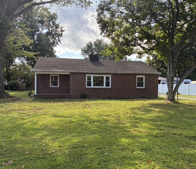 Building Photo - Spacious & Fully Renovated 4-Bedroom Home ...