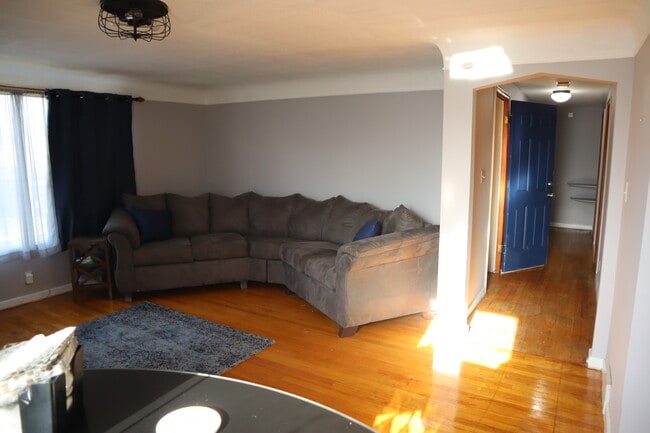 Living room - 1343 Pagel Ave Unit 2