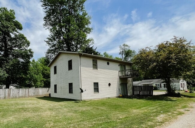 Building Photo - Washer/Dryer Hook Ups Unit 3624