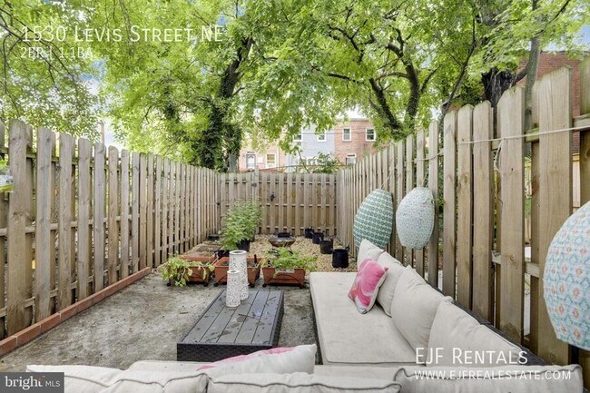 Photo - 1530 Levis St NE