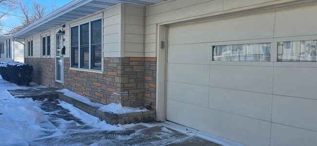 Photo - South Shores! 3 bedroom, 1 bath, 2 car garage!