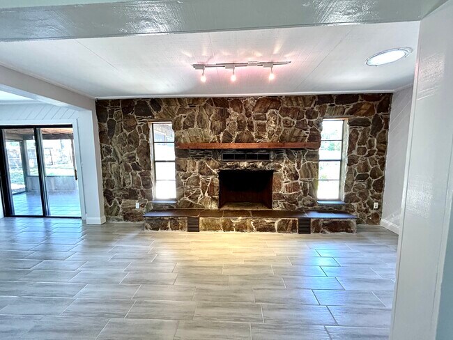 Photo - 487 Overstreet Ave