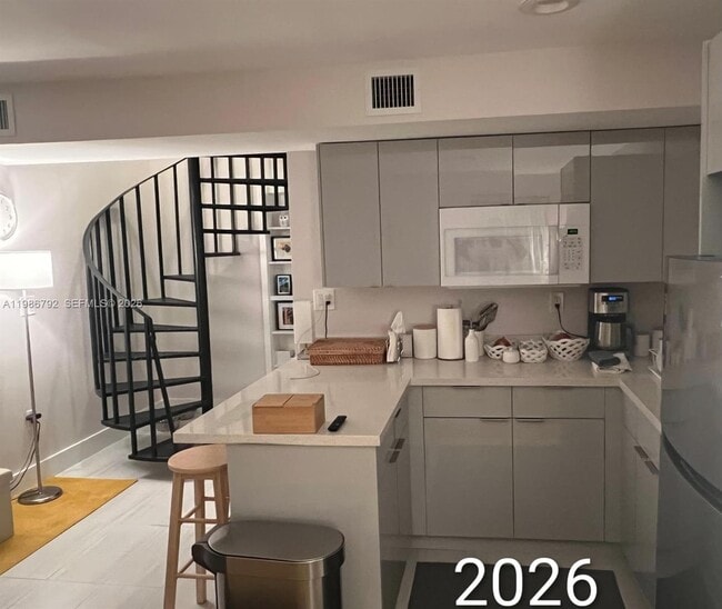 Building Photo - 641 SW 28th Rd Unit 641