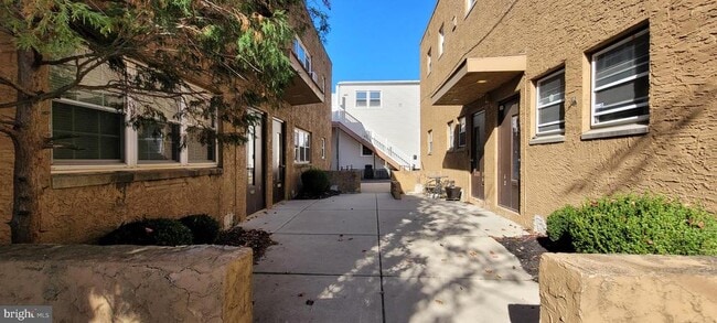 Building Photo - 3 W Park Ave Unit APT 2