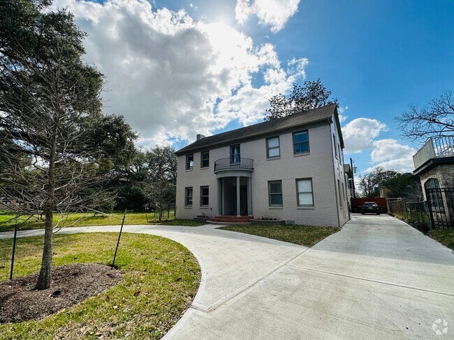Restored Historic Home with circular driveway - 2506 Rosedale St Rental