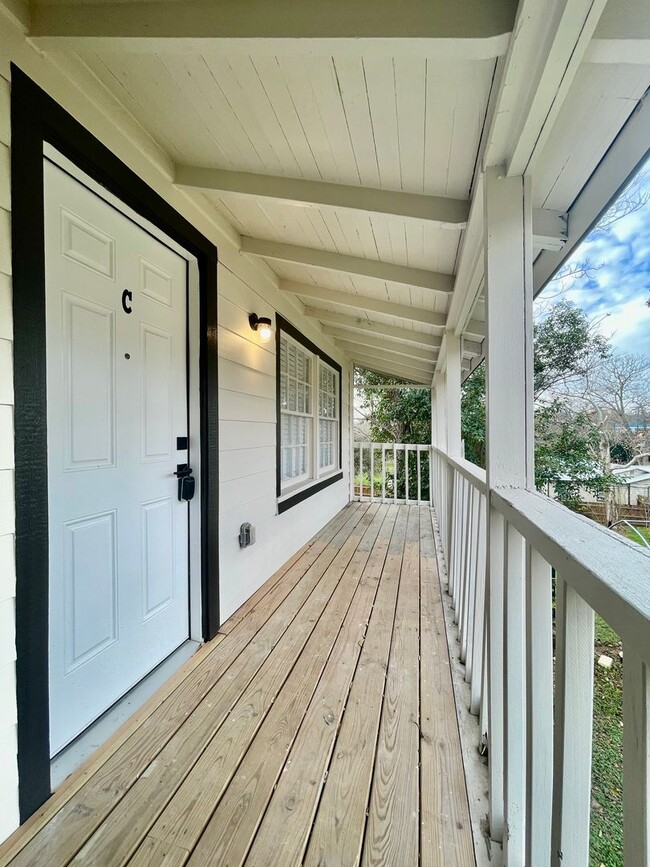 Building Photo - 407 Sarah St Unit C