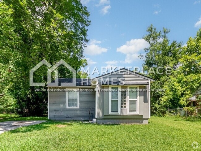 Building Photo - 2042 Detroit St Rental