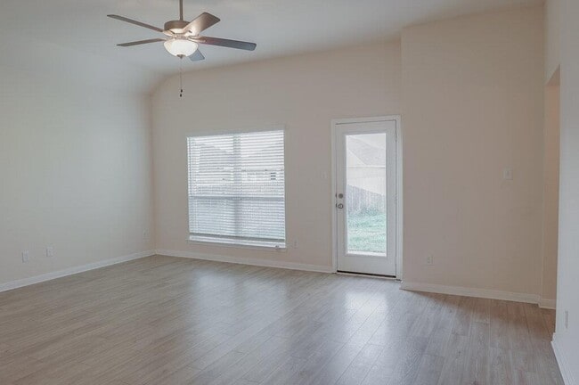 Photo - 3027 Dade Loop