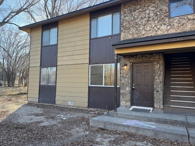 Building Photo - Ground Level - 2 Bed, 1 Bath Townhouse!!! Unit 1