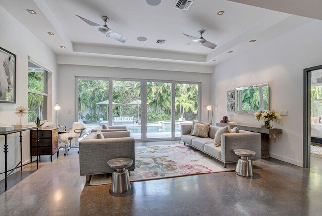 Photo - 717 NE 1st Ct