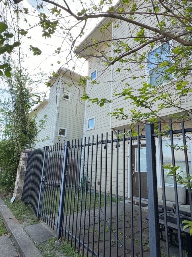 Photo - 1828 Fletcher St