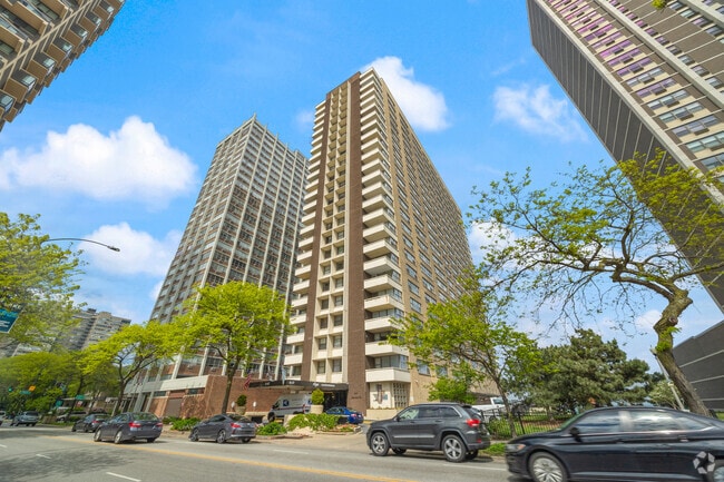 Building Photo - 6157 N Sheridan Rd Rental