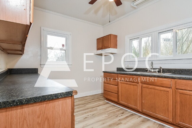 Photo - 602 Loftus St