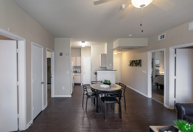 4BR, 4BA - 1220 SF