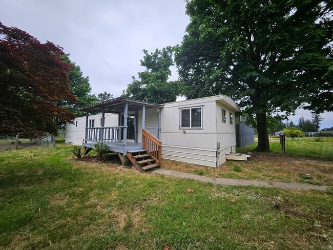 Charming 3BR/1BA in Eagle Creek – W/D, Yar... - Charming 3BR/1BA in Eagle Creek – W/D, Yar... House
