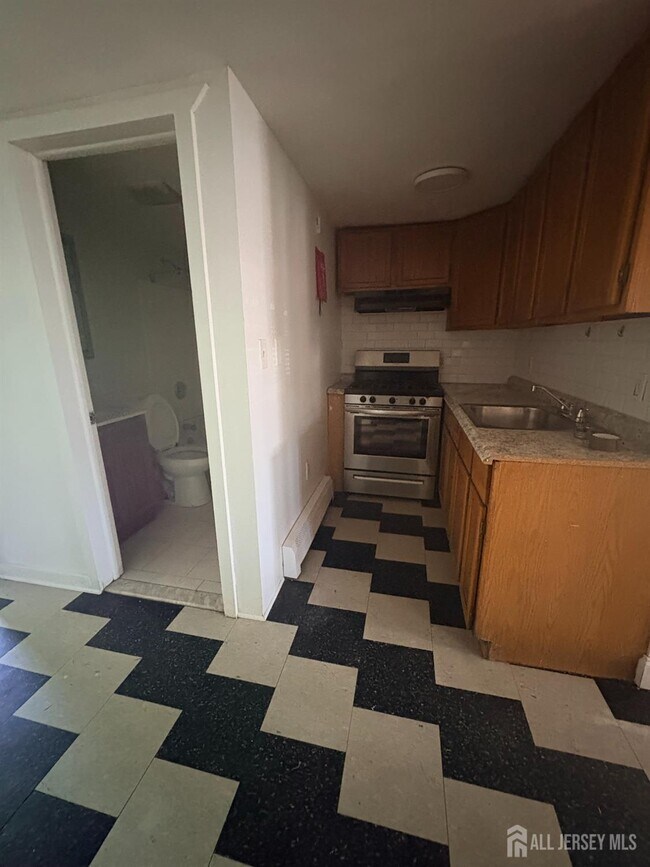 661 Catherine St Unit 1C