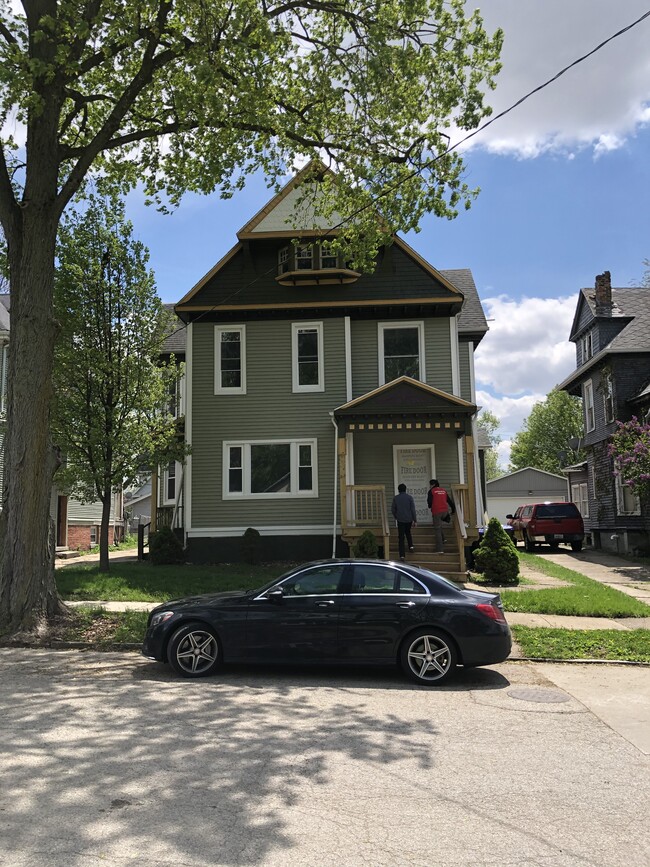 Restored Victorian - 507 E Mulberry St Apartments