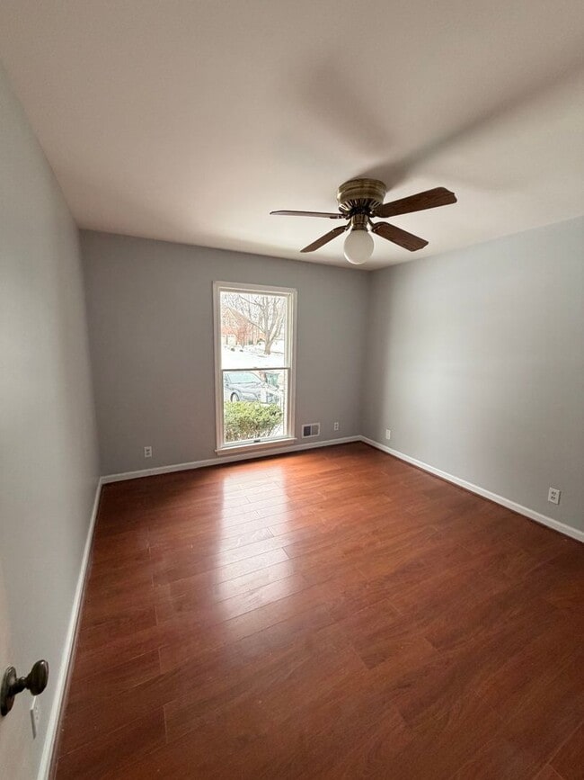 Photo - Gorgeous 3 bedroom house with finished basement!