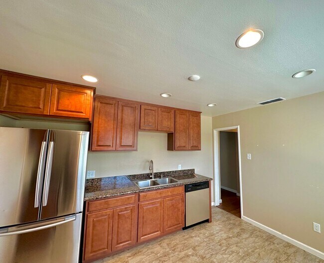 Photo - $2500 / 2 BR WONDERFULLY REMODELED DUPLEX ...