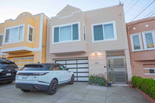 Building Photo - 938 Huron Ave Unit Downstairs